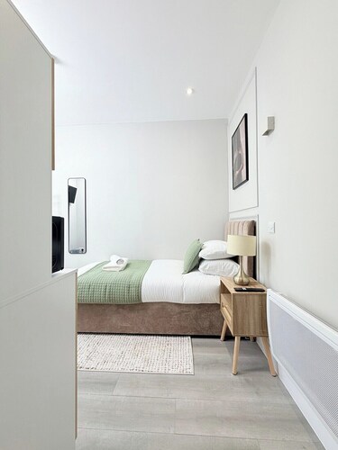 Stylish Compact Studio with parking beach Wi-Fi