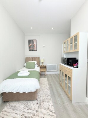 Iron/ironing board, free WiFi, bed sheets