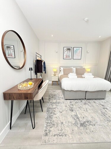 Large Studio Retreat by the beach with parking