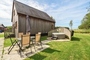 Cottage | Outdoor dining - Poker Lodge (Brigg)
