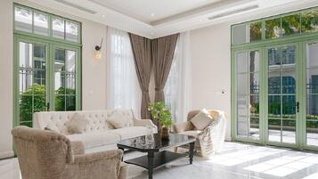 Deluxe Villa, City View | Living area