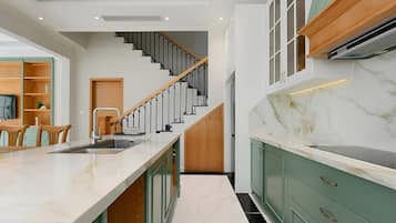 Deluxe Villa, City View | Private kitchen