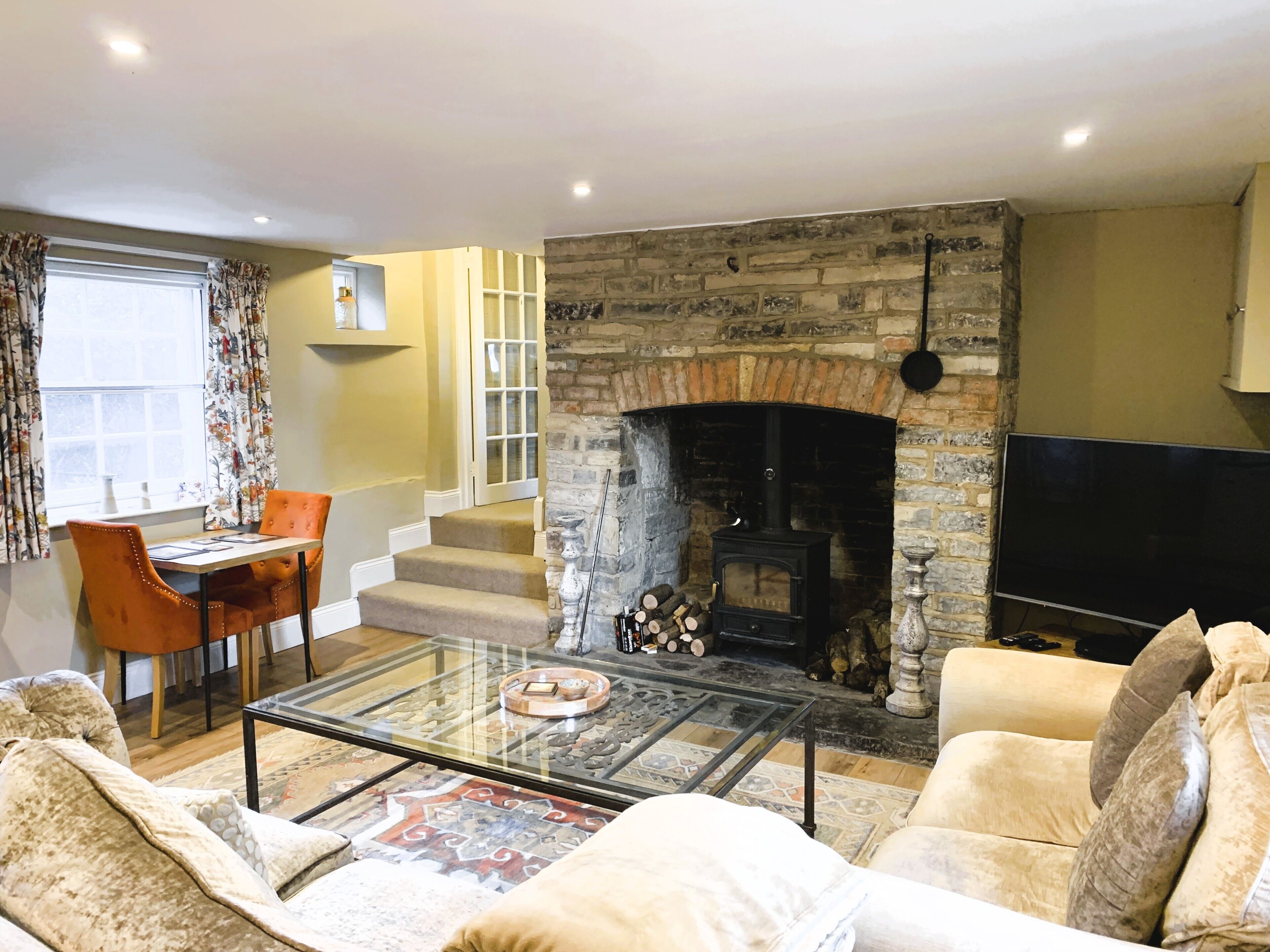 Smart TV, fireplace