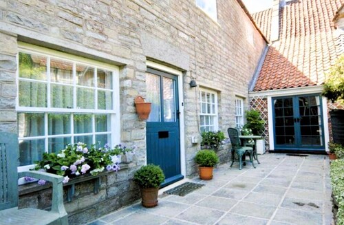 Stylish Retreat in the Heart of Somerton with Wood Fire