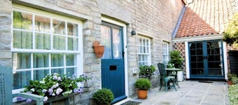 Stylish Retreat in the Heart of Somerton with Wood Fire