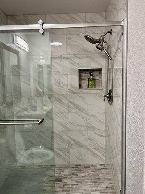 Dusche, Haartrockner, Bidet, Handtücher