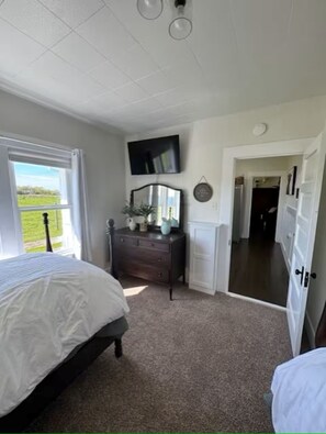 3 bedrooms, desk, iron/ironing board, travel crib
