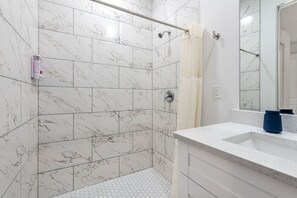 Hair dryer, towels, soap, shampoo - Stylish Newly Built Retreat (West Palm Beach)