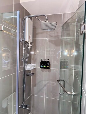 Douche, séchoir à cheveux, bidet, serviettes fournies