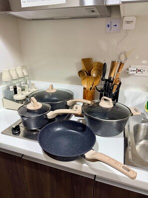 Réfrigérateur, four à micro-ondes, surface de cuisson