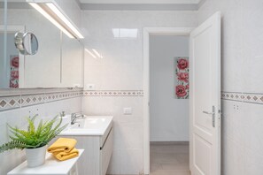 Shower, hair dryer, towels - Vacation Apartment 'Dream Papagayo' with Mountain View and Wi-Fi (Playa Blanca)