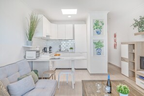 Fridge, microwave, oven, dishwasher - Vacation Apartment 'Dream Papagayo' with Mountain View and Wi-Fi (Playa Blanca)