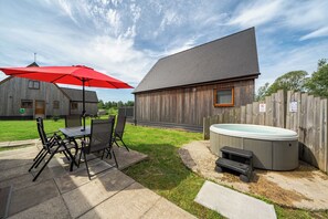 Outdoor dining - Ruby Red (Brigg)
