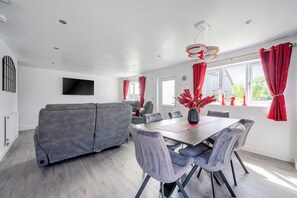 Dining - Ruby Red (Brigg)