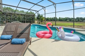 A heated pool - Family Retreat 15 minutes to Disney Parks. Private Heated Pool. (Kissimmee)