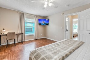 3 bedrooms, iron/ironing board, travel cot, free WiFi - Family Retreat 15 minutes to Disney Parks. Private Heated Pool. (Kissimmee)