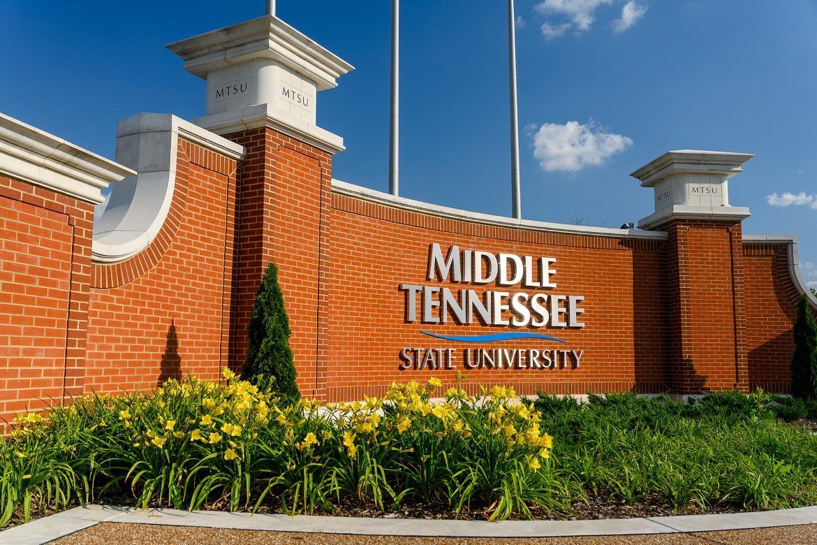 Een gebouw van baksteen met het bord 'Middle Tennessee State University' en een wimpel.