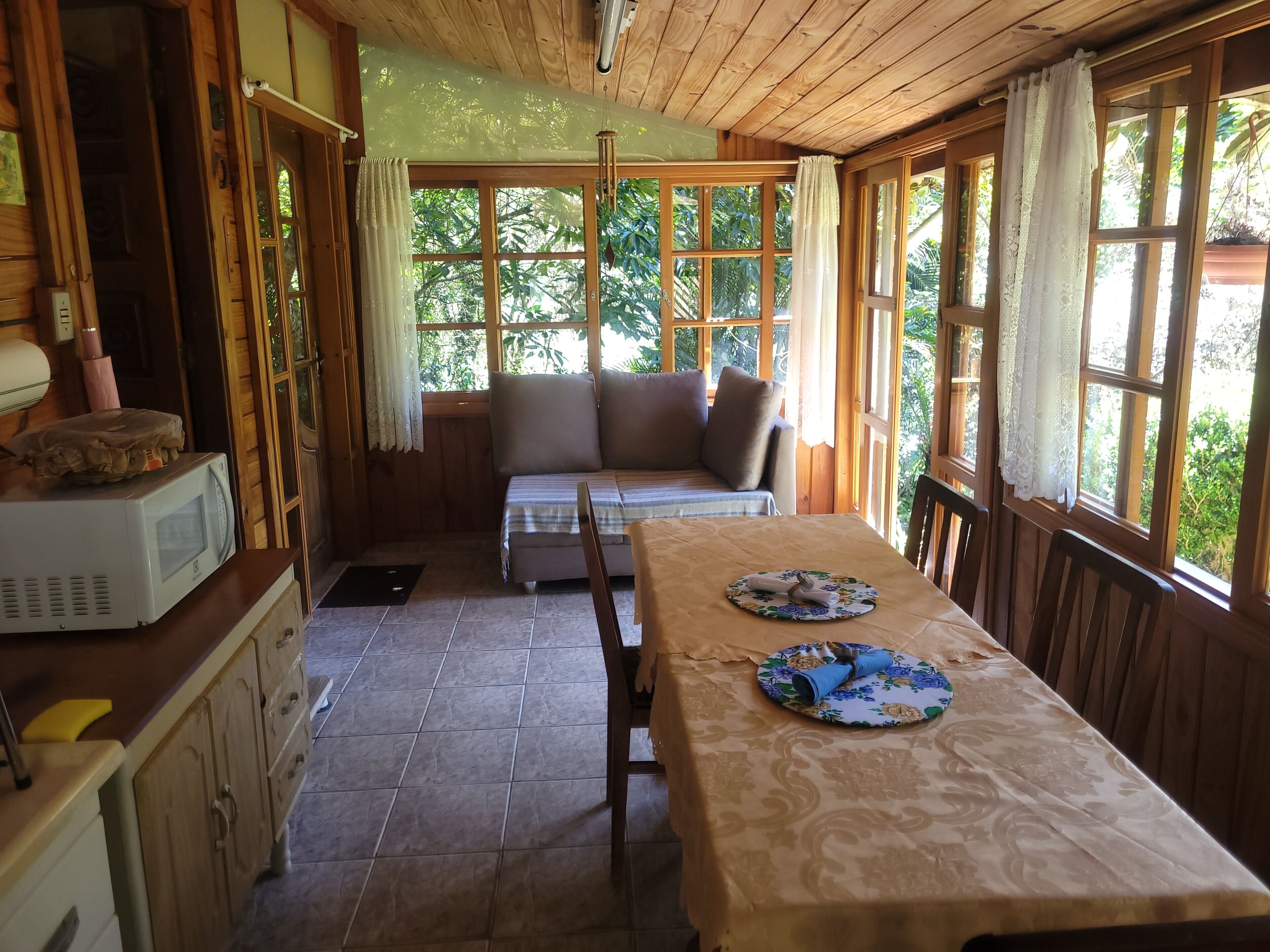 Casa família, aceita animais de estimação, vista para o jardim | Cozinha privada | Refrigerador em uma área comum, micro-ondas em uma área comum