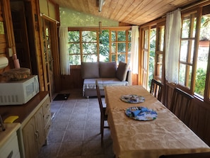 Casa familiar, se aceptan mascotas, vista al jardín | Cocina privada | Refrigerador y microondas 