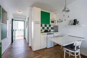 Private kitchen - Cozy studio in a quiet complex centrally located direct access to the beach (Costa Teguise)