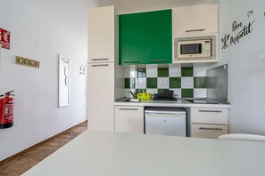 Private kitchen - Cozy studio in a quiet complex centrally located direct access to the beach (Costa Teguise)