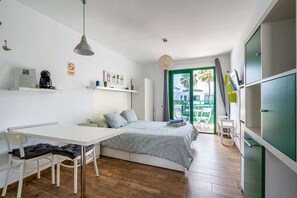 Room - Cozy studio in a quiet complex centrally located direct access to the beach (Costa Teguise)