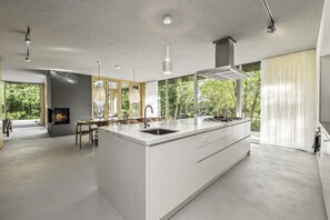 Een koelkast, een magnetron, een oven, een kookplaat