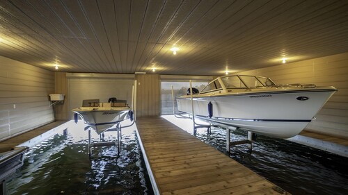 Unique 6 bed 5 bath cottage on Lake Muskoka with Pool