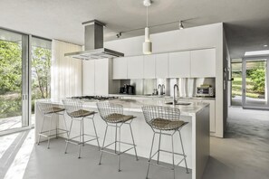 Een koelkast, een microgolfoven, een oven, een kookplaat