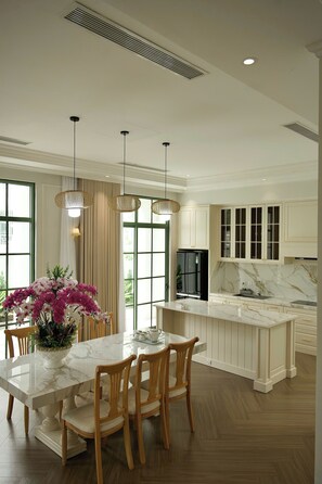 Luxury-Villa, Stadtblick | Speisen