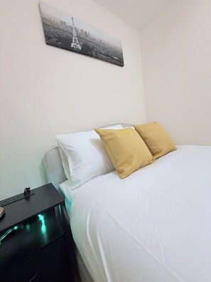 Iron/ironing board, WiFi, bed sheets