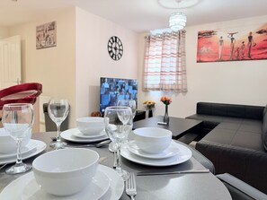 Dining - Luxury Hereford Stays Apartment (7) with Parking & Wifi (Hereford)