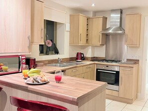 Private kitchen - Luxury Hereford Stays Apartment (7) with Parking & Wifi (Hereford)