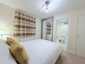 Room - Luxury Hereford Stays Apartment (7) with Parking & Wifi (Hereford)