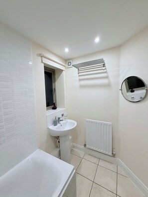 Bathroom - Luxury Hereford Stays Apartment (7) with Parking & Wifi (Hereford)