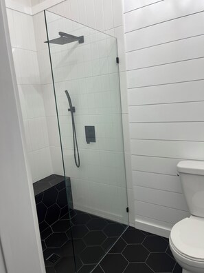 Ducha, bañera de hidromasaje, secador de pelo y toallas