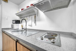 Fridge, microwave, stovetop, toaster - Lyon Tower apartment 1D1B & Wifi (Providencia)