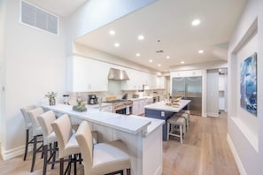 Fridge, microwave, oven, stovetop - HÓZHÓ Shea | Pool | Bowling | Theatre | Fire Pit (Scottsdale)