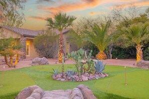 Property grounds - HÓZHÓ Cholla: Pool Slide & Swim-Up Bar (Scottsdale)