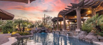 HÓZHÓ | Resort Pool, Hot Tub, Theatre & Pickleball