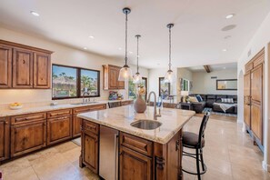 Interior - HÓZHÓ Larkspur | Lazy River | Pool | Pickleball (Scottsdale)