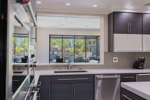 Fridge, microwave, oven, stovetop - HÓZHÓ Sweetwater | Pool | Hot Tub | Putting Green (Scottsdale)