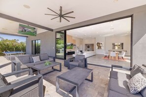 Outdoor dining - HÓZHÓ Sweetwater | Pool | Hot Tub | Putting Green (Scottsdale)