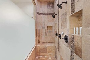Shower, hair dryer, towels, shampoo - HÓZHÓ Desert Views | Pool | Theatre | Pickleball (Scottsdale)