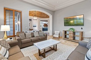 TV, fireplace, stereo, offices - HÓZHÓ Desert Views | Pool | Theatre | Pickleball (Scottsdale)