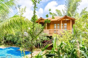 Quarto lua de mel, sacada, vista para a piscina | Fachada