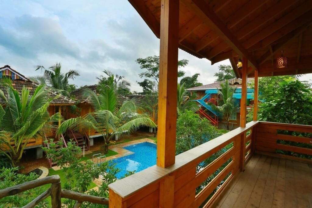 Deluxe Double Room, Balcony, Pool View | Property grounds