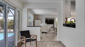 Een modern interieur met een zwembad, een eethoek en een keuken.