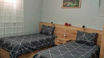2 bedrooms, iron/ironing board, bed sheets, wheelchair access
