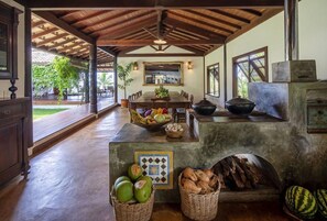 Outdoor dining - Beachfront apartment in Itacaré | 5 Suites • Pool • Up to 10 people (Itacaré)